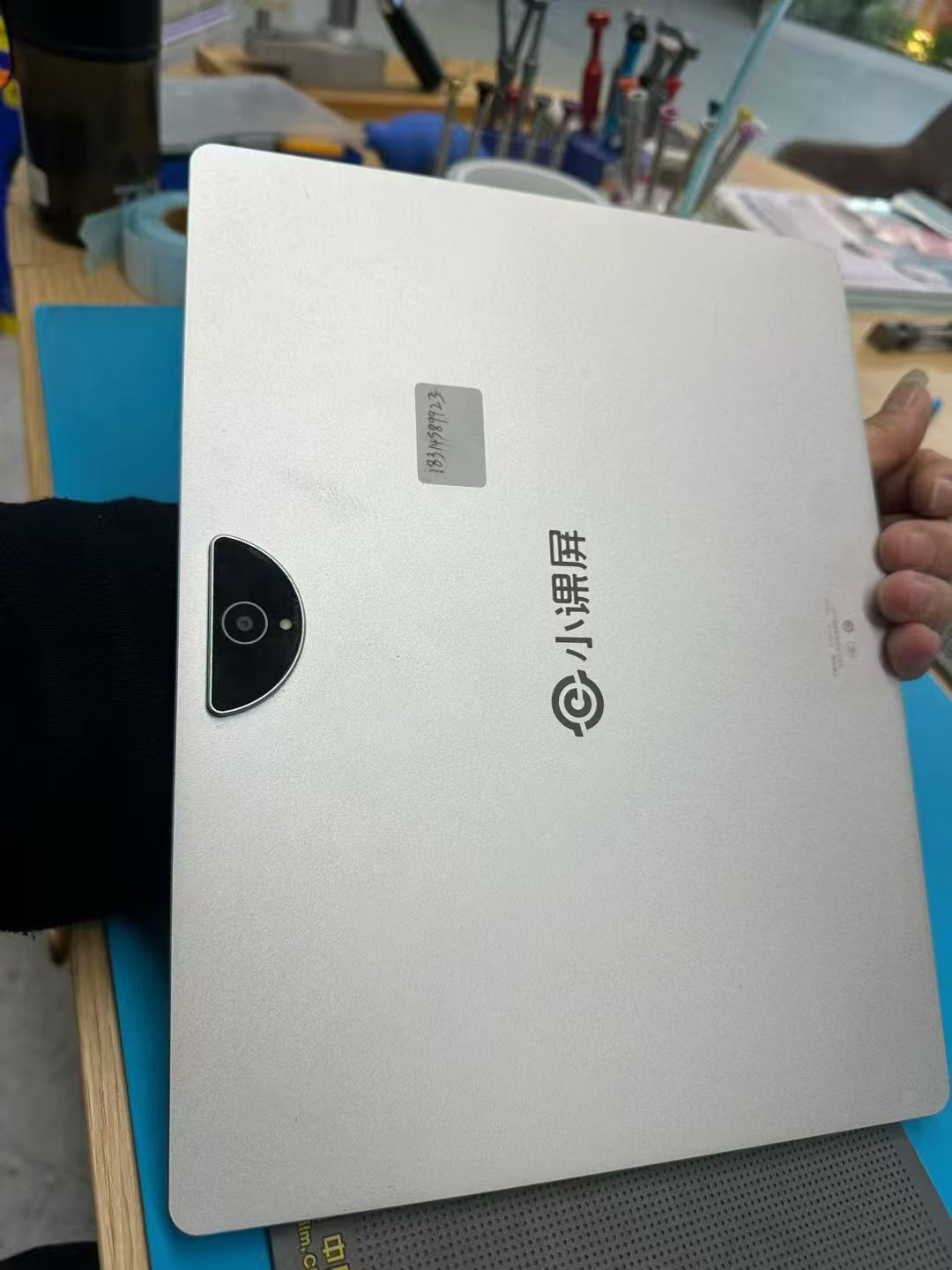 笔记本维修检修台与主板外观示例