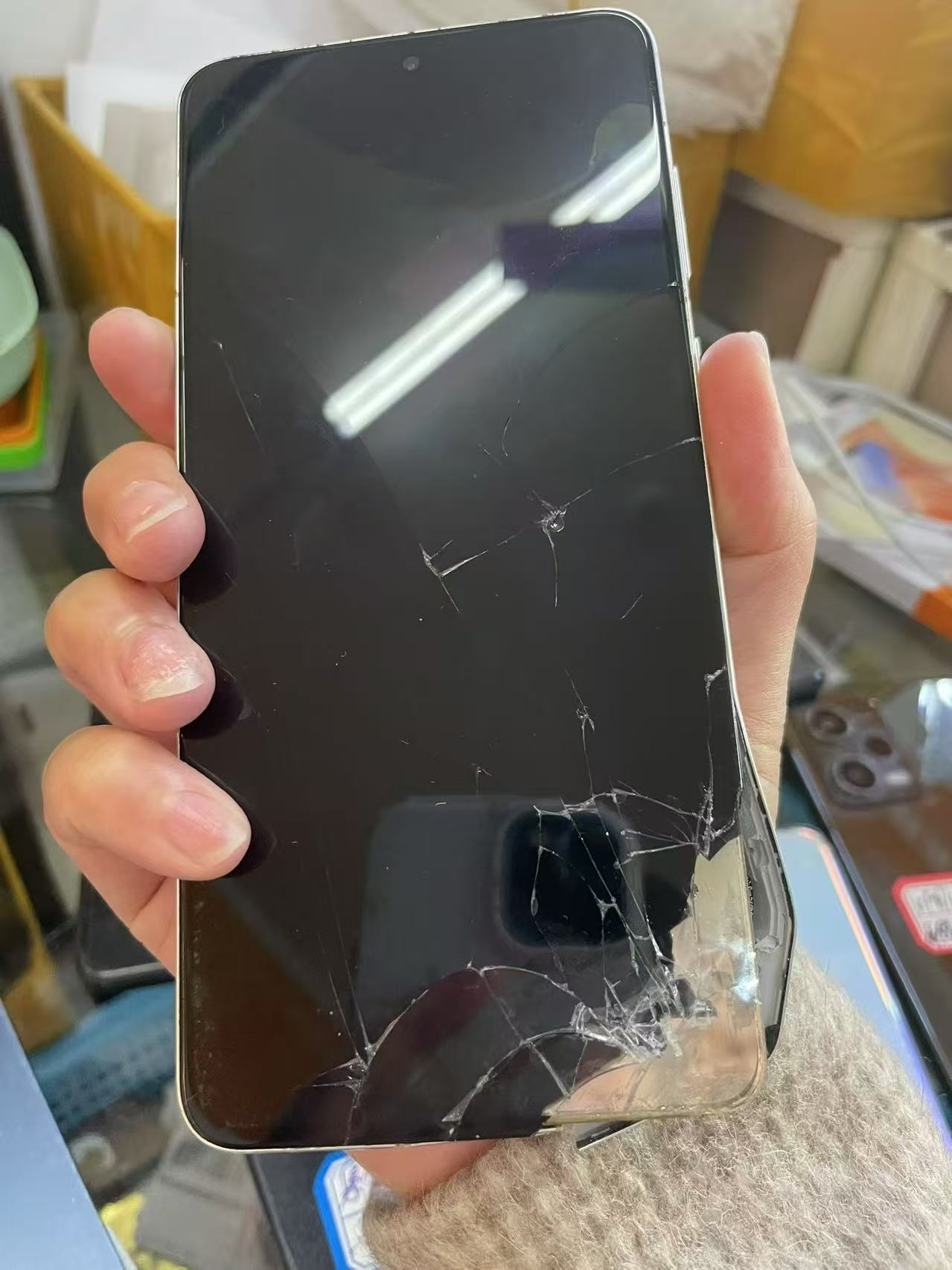 昆明手机维修现场图片素材，用于展示维修环境与检查流程。